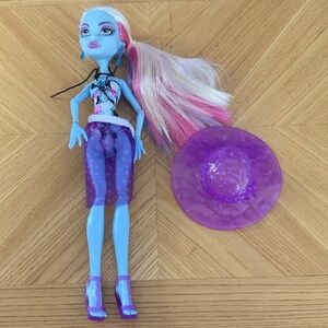 Skull shores Abby Bominable